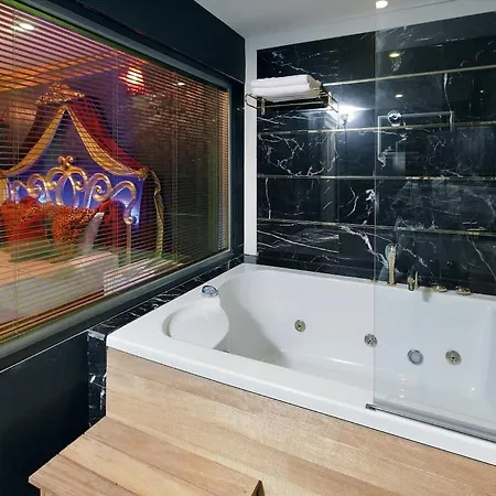 Camelot Boutique אקיארלר